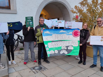 UNESCO-Gruppe zeigt Einsatz für Fahrradstraße in Dr.-Grundler-Straße