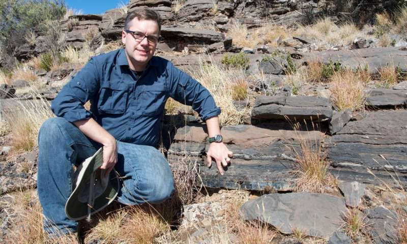 O Professor Andrew Czaja indica a camada de rocha a partir do qual as bactérias fósseis foram recolhidos em uma excursão de campo em 2014 perto da cidade de Kuruman, na Província do Cabo do Norte da África do Sul