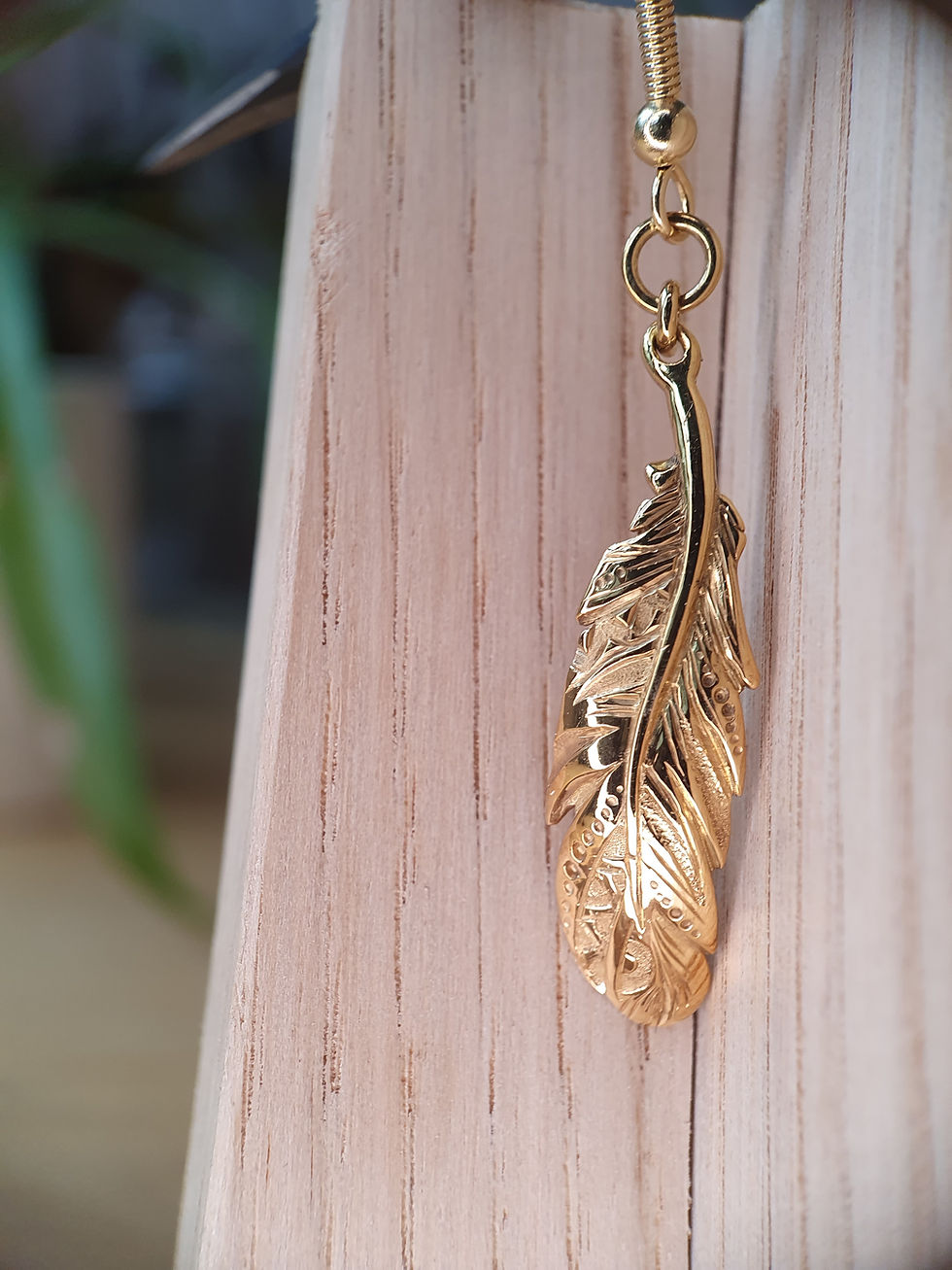 Miniature : boucle d'oreille crochet plume ciselée en vermeil dorée à l'or fin vue de face