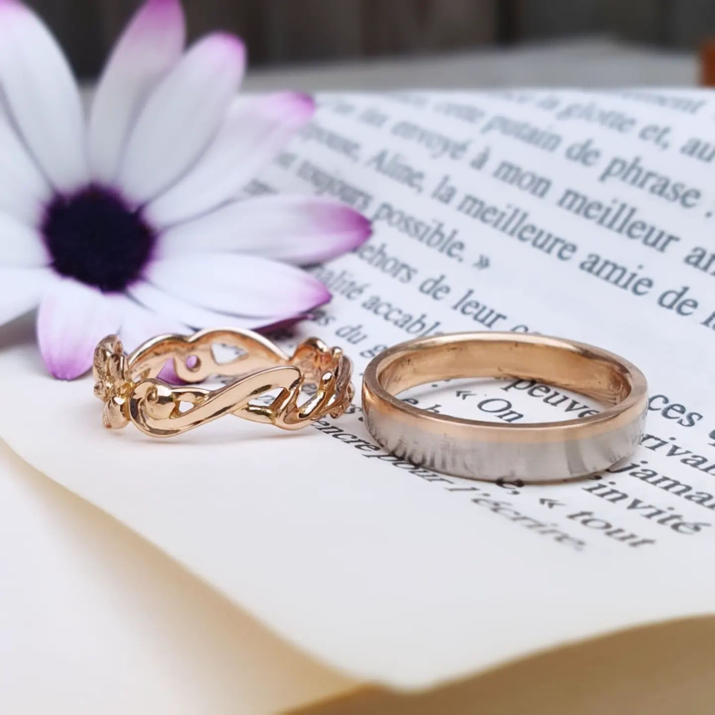 duo d'alliances en or 18k - bague fine arabesques et fleur en or rouge et alliance ruban satinée 2 ors (or rouge et or gris palladié)