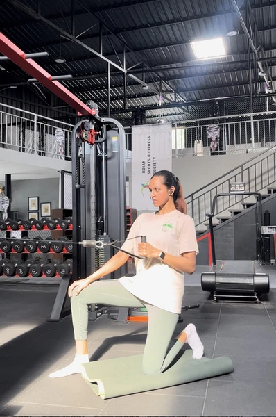 A girl in the gym doing cable row