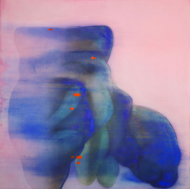 捲縮的人體堆疊一起，看似象山卻又像一個巨大又笨重的人