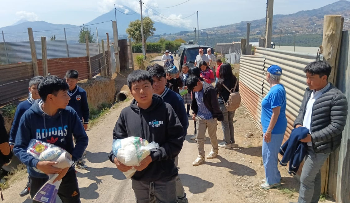 Nuestro estudiantes aprenden a Servir al prójimo