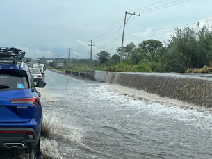Inundación en Autopista del Sol genera caos vial por desborde de canal pluvial