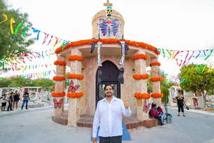 Carlos Peña Ortiz celebra el Día de Muertos junto a familias en el panteón Sagrado Corazón