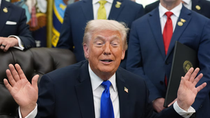 Trump mantiene bloqueo naval a Irán y advierte colapso económico