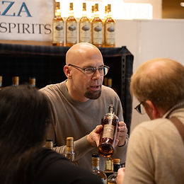 Sascha Frozza an einem Gespräch mit Kunden an der Whisky und Music Messe in Zürich
