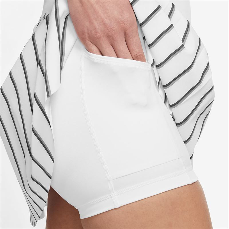 תמונה ממוזערת: חצאית טניס נשים נייקי -אורך סטנדרטית Nike Women's  Regular Skirt