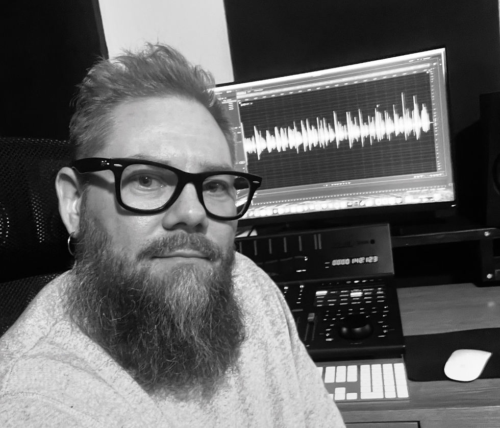 Nicolas Linnala äänitysstudiossa blogin kirjoittamisen lomassa, taustalla auki miksausohjelma