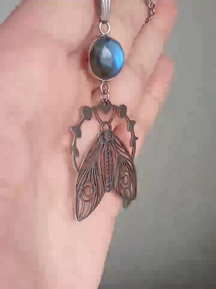 Miniature : Pendentif Moth papillon de nuit et labradorite bleue