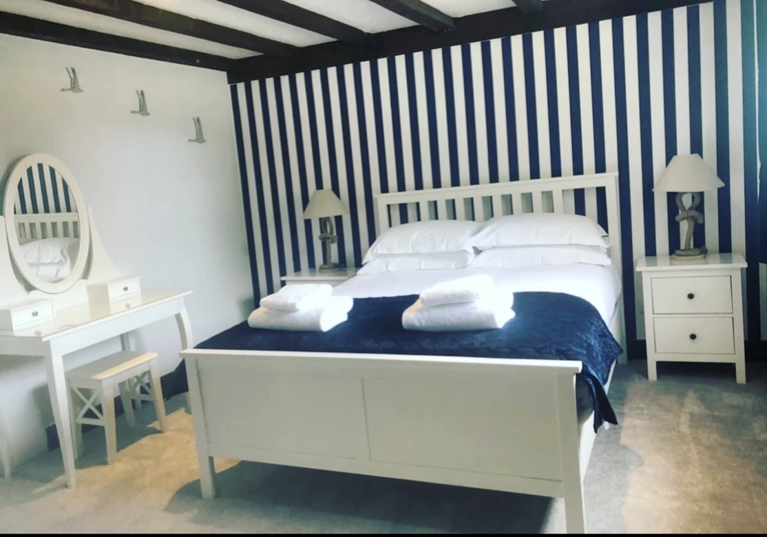 The Hamptons (king room with shower)
