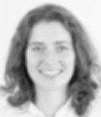 Das Bild zeigt Dr. Rebecca Rosen, eine engagierte Zahnärztin mit umfassender Erfahrung in der allgemeinen Zahnheilkunde. Bei Ihren Behandlungen legt sie besonderen Wert auf eine persönliche und einfühlsame Betreuung, wobei sie moderne Behandlungsmethoden anwendet, um die bestmögliche zahnmedizinische Versorgung zu gewährleisten. Sie unterstützt das Team der Akademie für orale Impülantologie im Bereich Implantatprothetik und Wissenschaft.