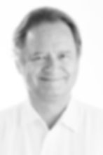 Das Bild zeigt Univ.-Prof. Dr. Georg Mailath-Pokorny, einen renommierten Facharzt für Mund-, Kiefer- und Gesichtschirurgie sowie Zahn-, Mund- und Kieferheilkunde. Nach seiner Promotion zum Dr. med. univ. im Jahr 1979 spezialisierte er sich 1985 auf Mund-, Kiefer- und Gesichtschirurgie und erwarb 1987 den Facharzttitel für Zahn-, Mund- und Kieferheilkunde. 1991 habilitierte er im Bereich der Oralen Chirurgie. Als Gründungsmitglied der Akademie für orale Implantologie in Wien im Jahr 2004 und ehemaliger Präsident der Österreichischen Gesellschaft für Orale Chirurgie und Implantologie (2003) hat er maßgeblich zur Weiterentwicklung der Implantologie beigetragen. Seine langjährige Erfahrung und sein Engagement in Forschung und Lehre spiegeln sich in zahlreichen Publikationen und Vorträgen wider.