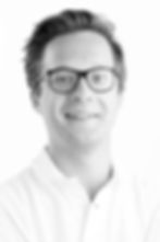 Das Bild zeigt Dr. Georg Mailath-Pokorny Jr., einen Spezialisten für Implantologie und orale Chirurgie. Als engagiertes Mitglied der Akademie für orale Implantologie bringt er neueste wissenschaftliche Erkenntnisse und innovative Behandlungsmethoden in seine tägliche Praxis ein. Mit seiner präzisen Arbeitsweise und seinem patientenorientierten Ansatz sorgt er für hochwertige, schonende und nachhaltige Implantatlösungen.