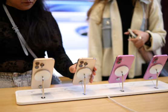 Apple’s latest earnings report hints at an iPhone sales rebound, boosting investor confidence.