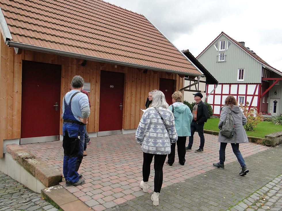 Das neue Funktionsgebäude im Zentrum von Fraurombach direkt neben Buisch ahl Huss, ein Vorhaben des IKEK-Programms, war ein Ziel, dessen Besichtigung der Bunten Liste wichtig war. Es wäre schön, so die einhellige Meinung, wenn man eine Lösung fände, um das Behinderten-WC dort, deutlich erkennbar an der Beschilderung der mittleren Tür, durchgängig verfügbar zu machen.