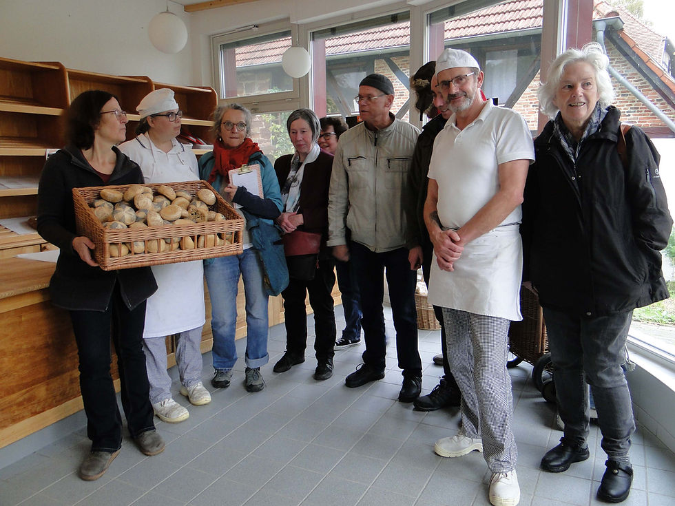 Eine eigene Bäckerei darf in Sassen natürlich nicht fehlen. Einige Produkte waren auch am späten Nachmittag noch vorrätig, wie man sehen kann. Gern würde man auch die Sassener Demeter-Brote zum Verkauf in Schlitz anbieten.