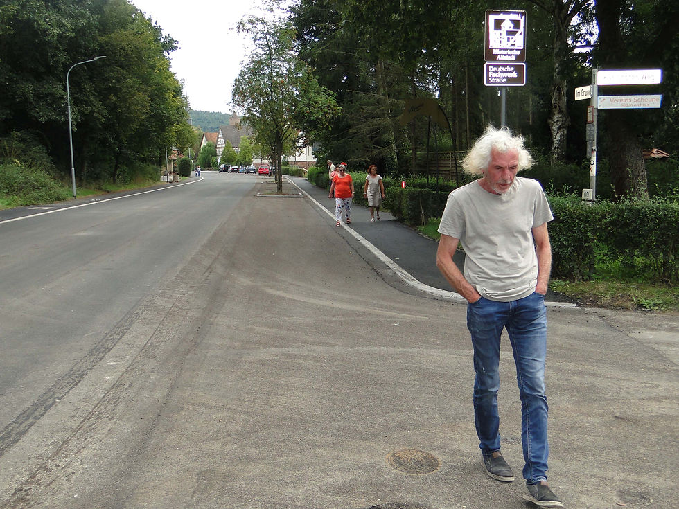 Der Bereich der Straße Im Grund gehört zu den besonders durch Starkregenereignisse gefährdeten Flächen im Schlitzerland. Das ist auch dem Starkregenviewer des Hessischen Landesamtes für Naturschutz, Umwelt und Geologie zu entnehmen: https://umweltdaten.hessen.de/mapapps/resources/apps/starkregenviewer/