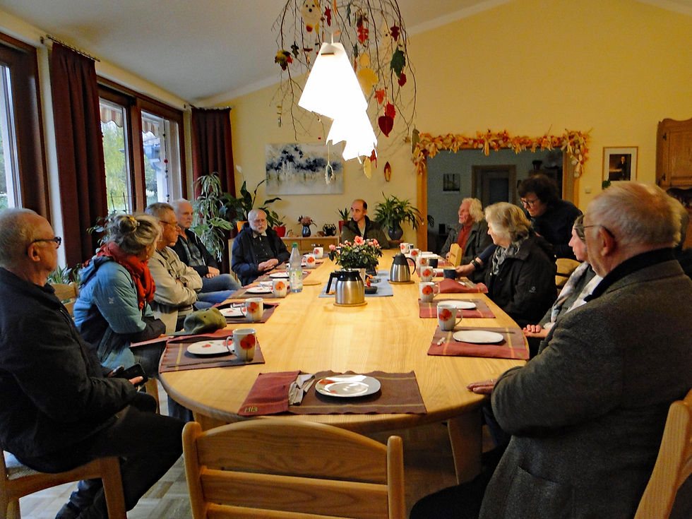 Eine abschließende Gesprächsrunde gab es im Raphael-Haus. Hier wurden viele Themen angesprochen, aber das dringendste Anliegen, auf das die BLS seit Jahren von den Bewohnerinnen und Bewohnern von Sassen wie von Richthof immer wieder angesprochen wird, ist der fehlende Anschluss an den ÖPNV. Die Fraktion der Bunten Liste engagiert sich seit Jahren für diesen Anschluss und versprach, nicht locker zu lassen, bis der Anschluss tatsächlich da ist!