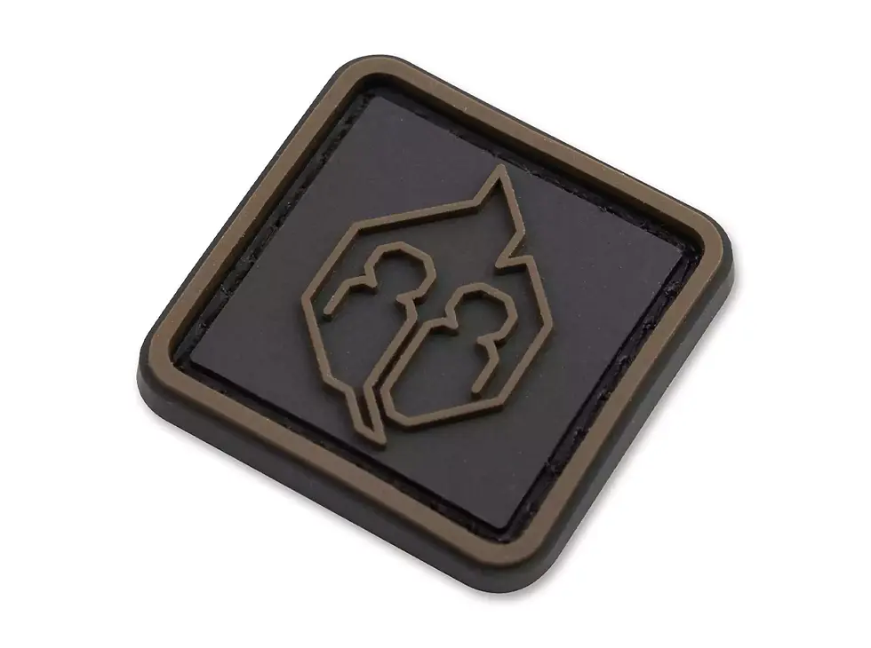 Dunkelbraunes quadratisches Abzeichen mit zwei Personen-Symbol