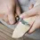 Miniaturbild: Hände schnitzen Holz mit Messer