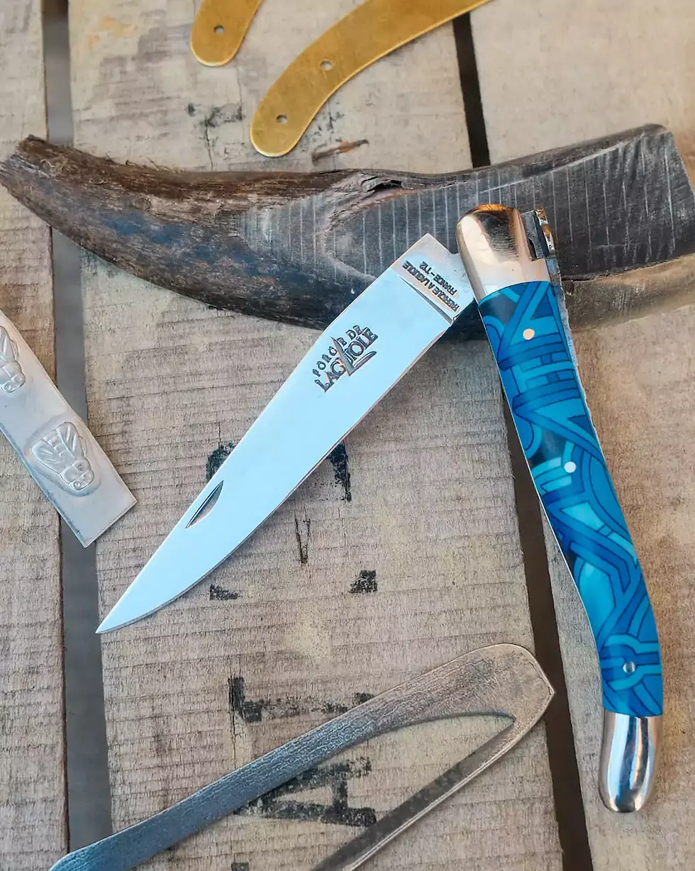 Elegantes Laguiole-Messer mit blauem Griff