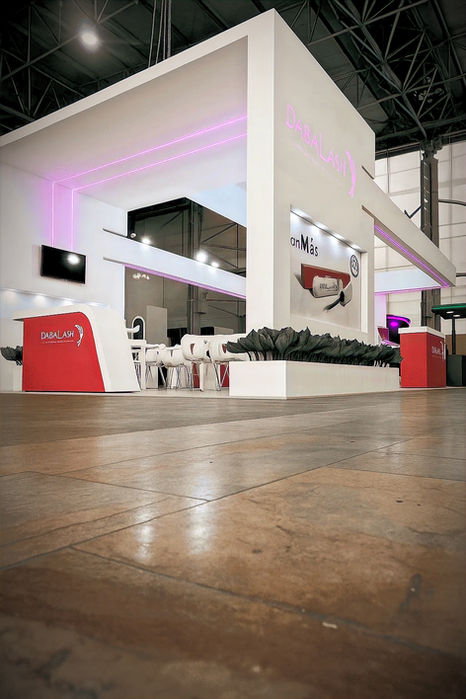 Moderno stand de exhibición, diseño limpio, espacio acogedor.