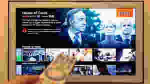 Kijker met afstandsbediening kijkt Netflix House of Cards.