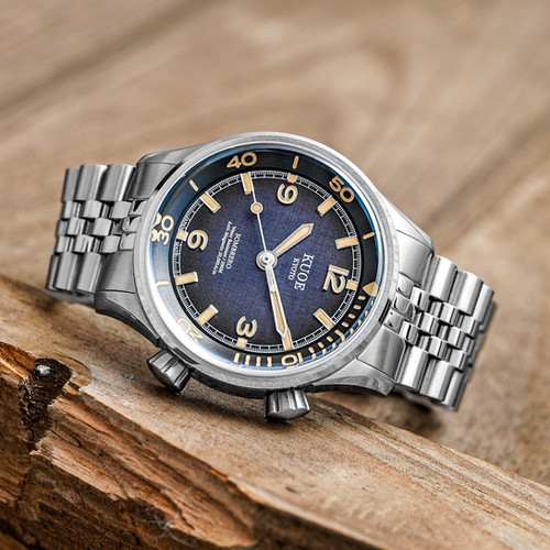 SOMBRERO 90-011, Gradient Navy, Linen Textured Dial, 20 BAR Water