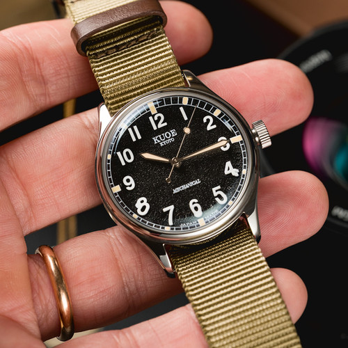 KUOE OLD SMITH 90-002自動巻き時計 ブラック OLD SMITH 90-002 Automatic, Black Dial with Swiss Super-LumiNova