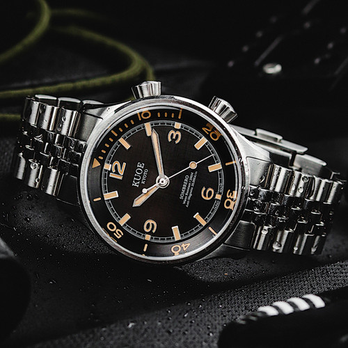 KUOE SOMBRERO 90-011 ブラック 20気圧防水 リネン文字盤 SOMBRERO 90-011, Black Linen Textured Dial, 20 BAR Water