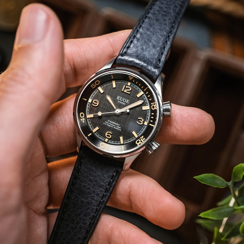 KUOE SOMBRERO 90-011 ブラック 20気圧防水 リネン文字盤 SOMBRERO 90-011, Black Linen Textured Dial, 20 BAR Water