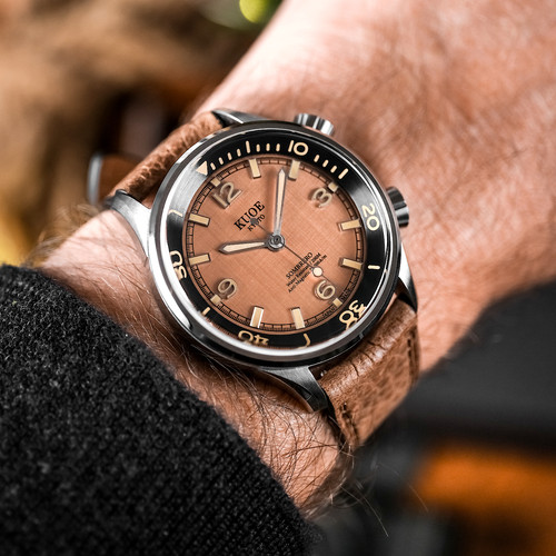 SOMBRERO 90-011, Salmon Pink Linen Textured Dial, 20 BAR Water