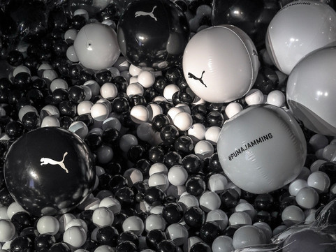 Pneuhaus PUMA Brand Experience Immersive Experiential Installation Miami Basel Festival Interactive Art Inflatable Art Ball Pit Game Play All Ages Sneakers Streetwear Beach Ball Jamming #Pumajamming black and white experimental environmental art decorative doorway event design temporary event space theatrical creative sneaker debut art fair maximal display design