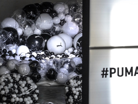 Pneuhaus PUMA Brand Experience Immersive Experiential Installation Miami Basel Festival Interactive Art Inflatable Art Ball Pit Game Play All Ages Sneakers Streetwear Beach Ball Jamming #Pumajamming black and white experimental environmental art decorative doorway event design temporary event space theatrical creative sneaker debut art fair maximal display design