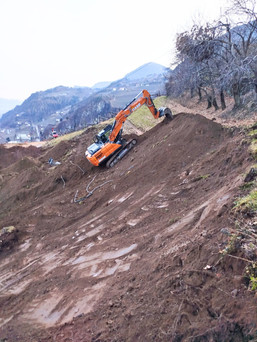 Bagger beim Planieren von Erde
