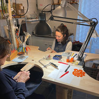 Atelier découverte de la bijouterie, création d'un bijou en argent chez Sourire au vent avec Olivia Soissons à Maureilhan dans l'Hérault