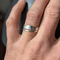 Atelier découverte de la bijouterie, création d'un bijou en argent chez Sourire au vent avec Olivia Soissons à Maureilhan dans l'Hérault