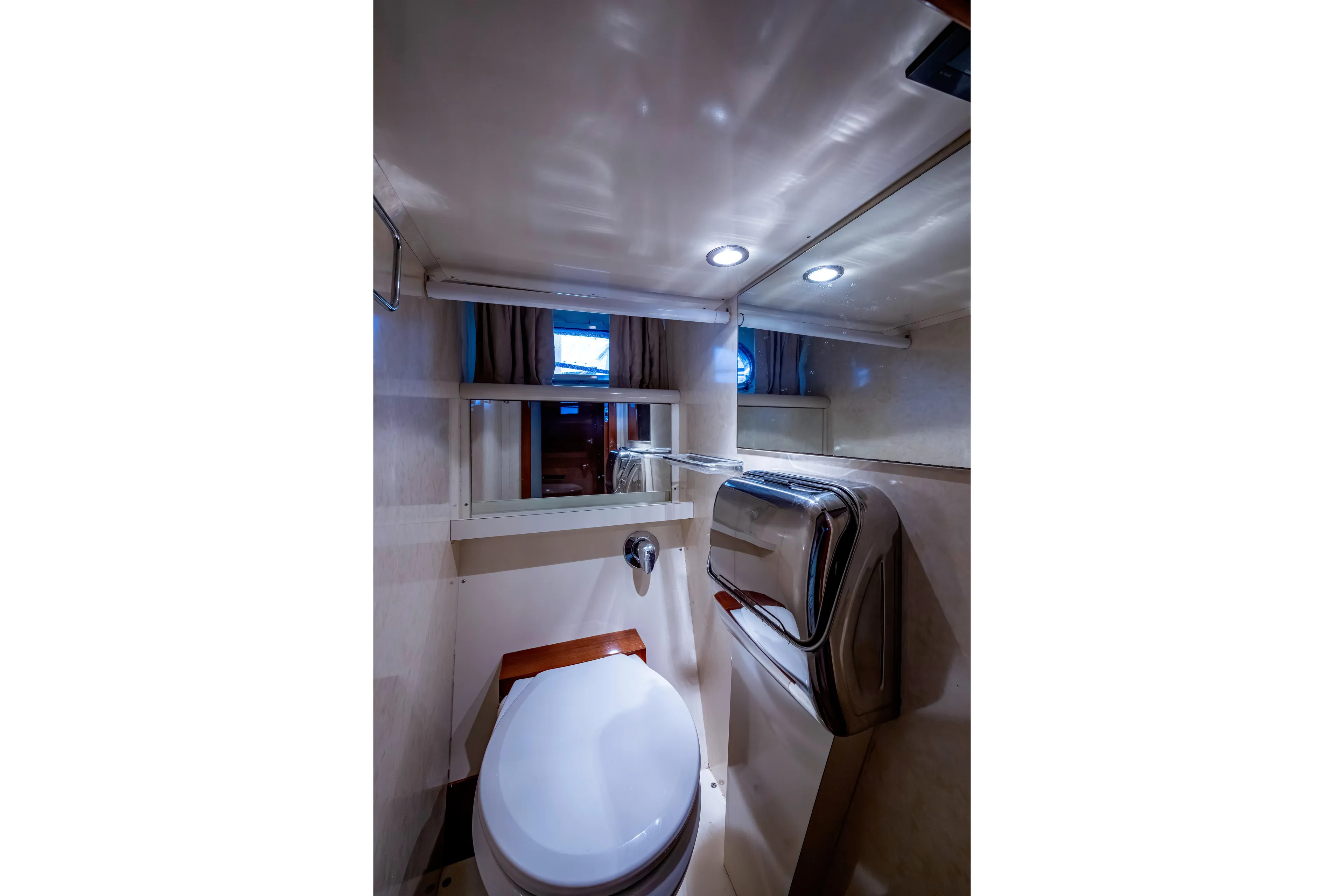 1997 Ferretti Yachts 650 - head