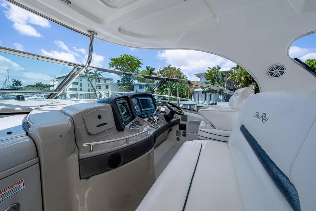 2005 Sea Ray 420 Sundancer - helm