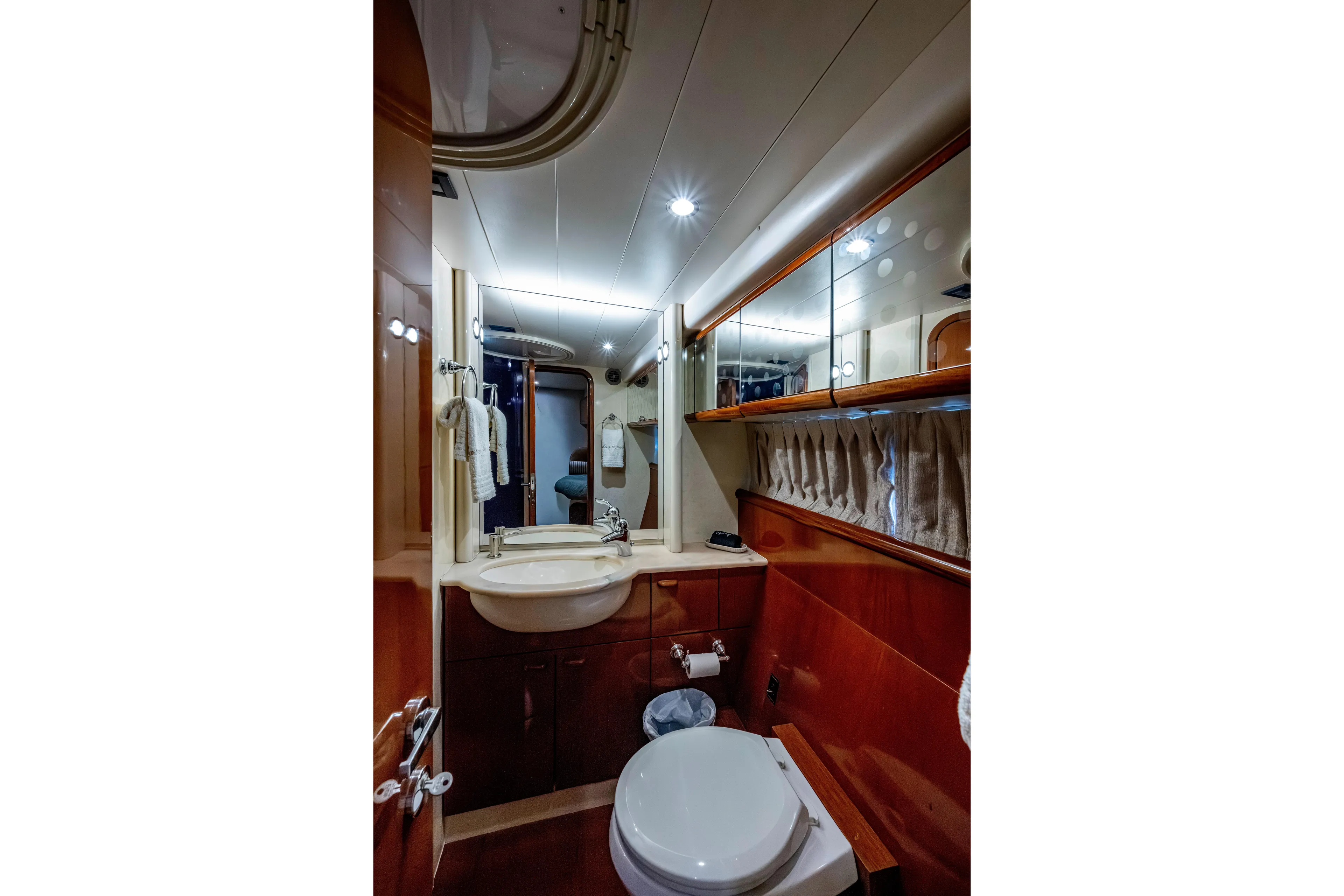1997 Ferretti Yachts 650 - interior1997 Ferretti Yachts 650 - head