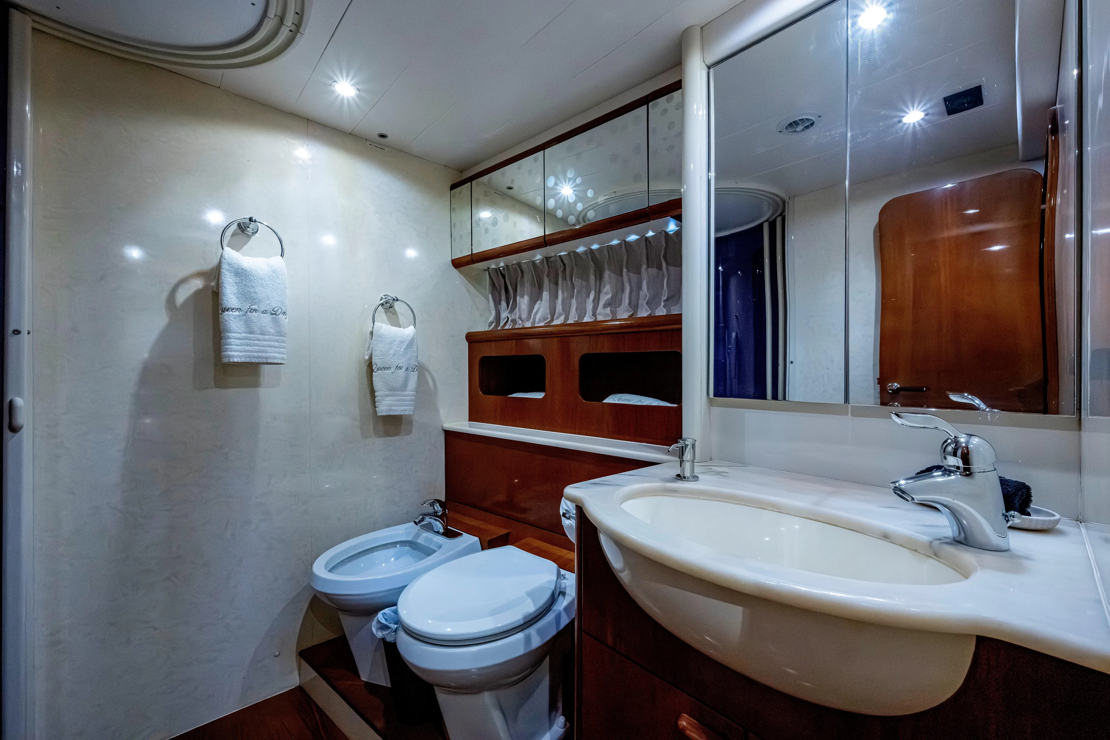 1997 Ferretti Yachts 650 - head
