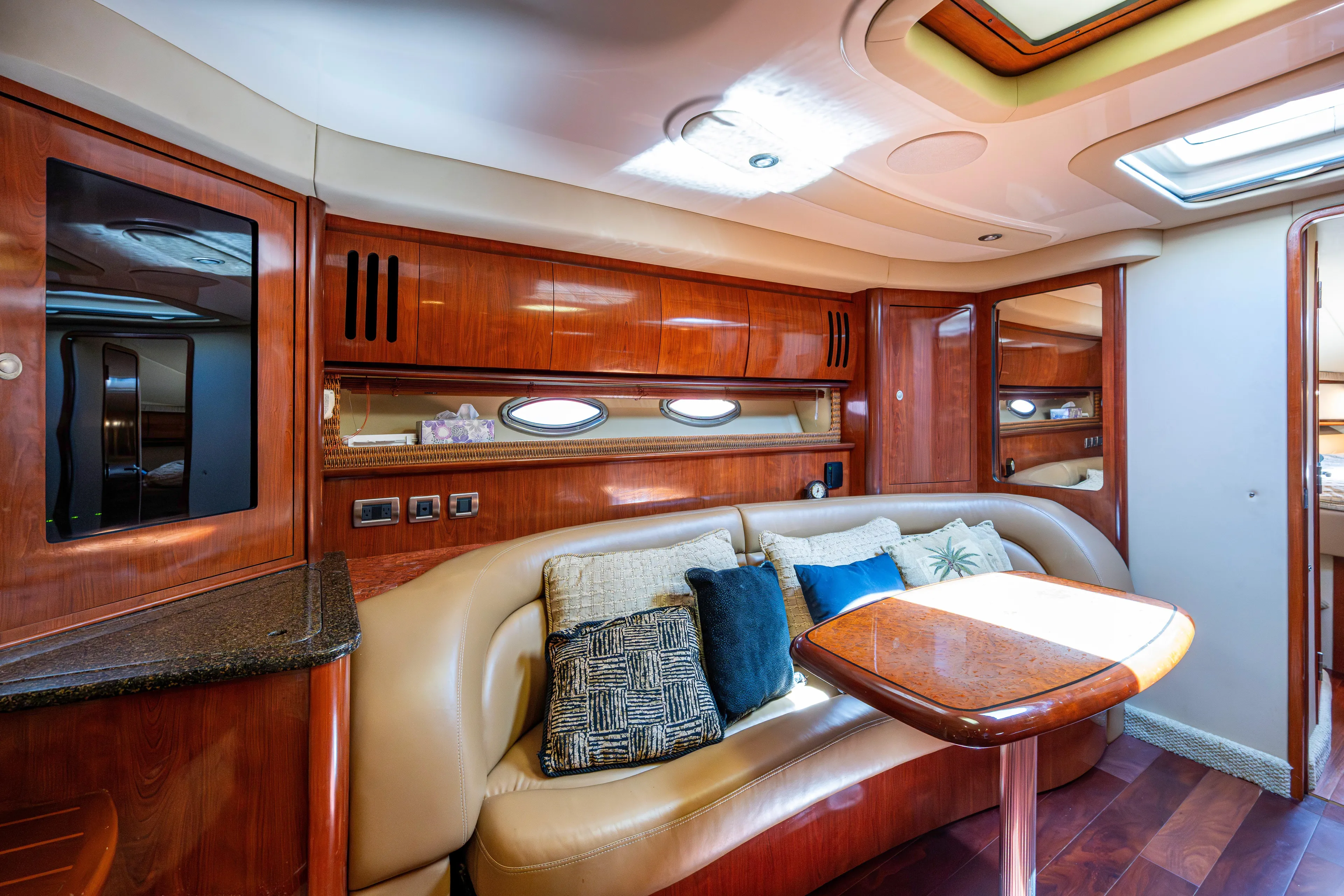 2005 Sea Ray 420 Sundancer - cabin