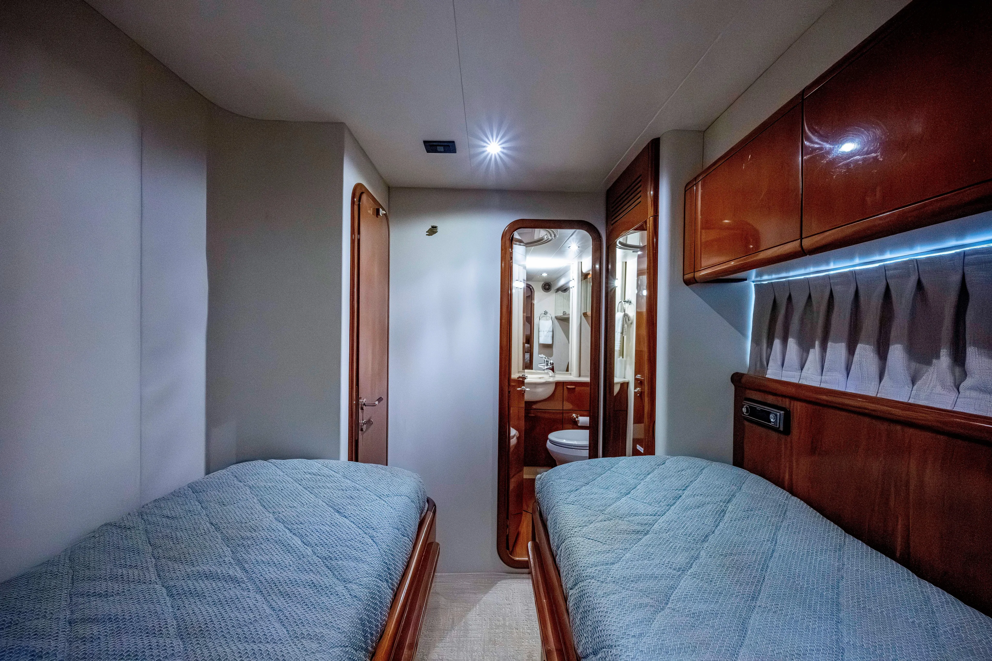 1997 Ferretti Yachts 650 - interior