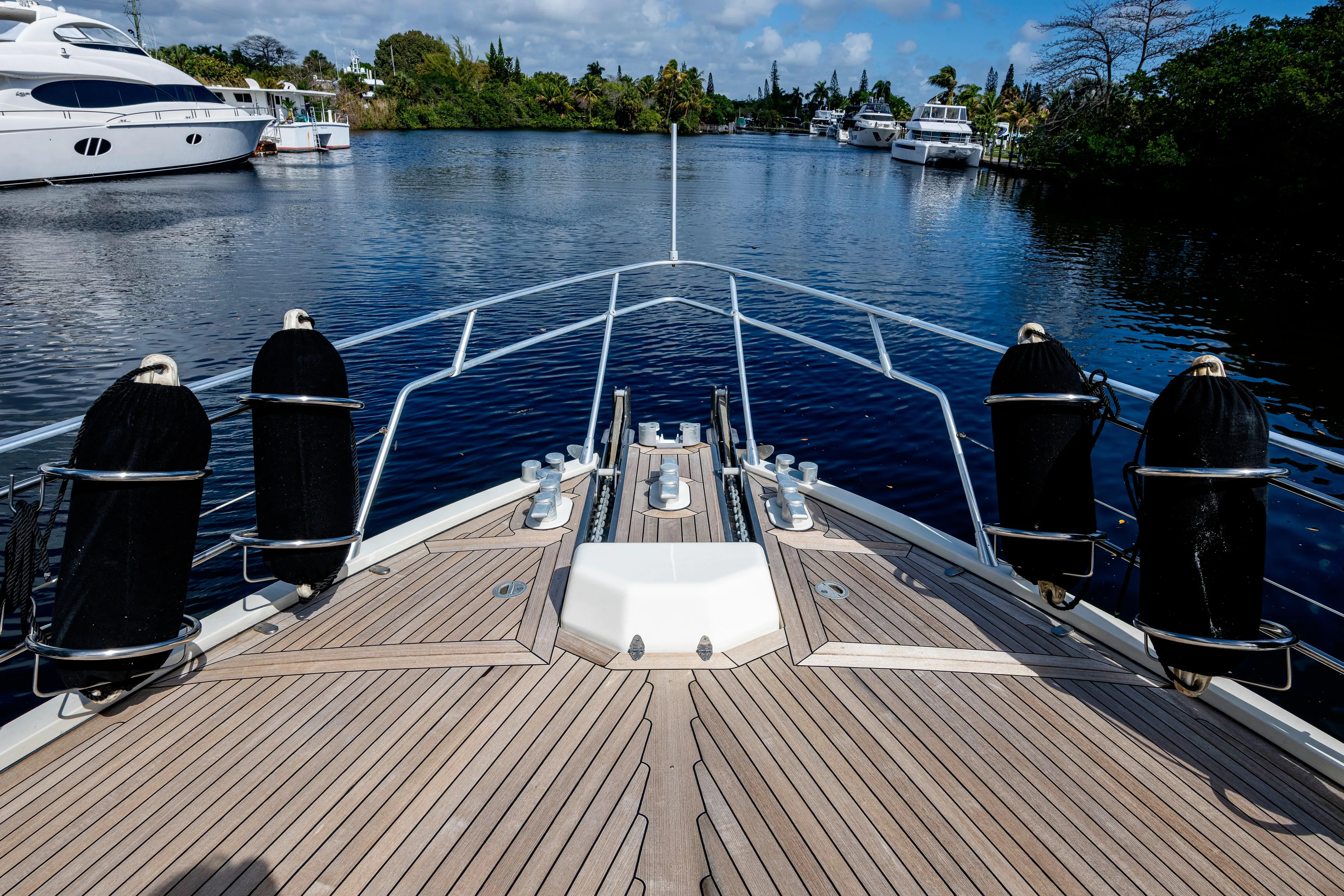 1997 Ferretti Yachts 650 - bow