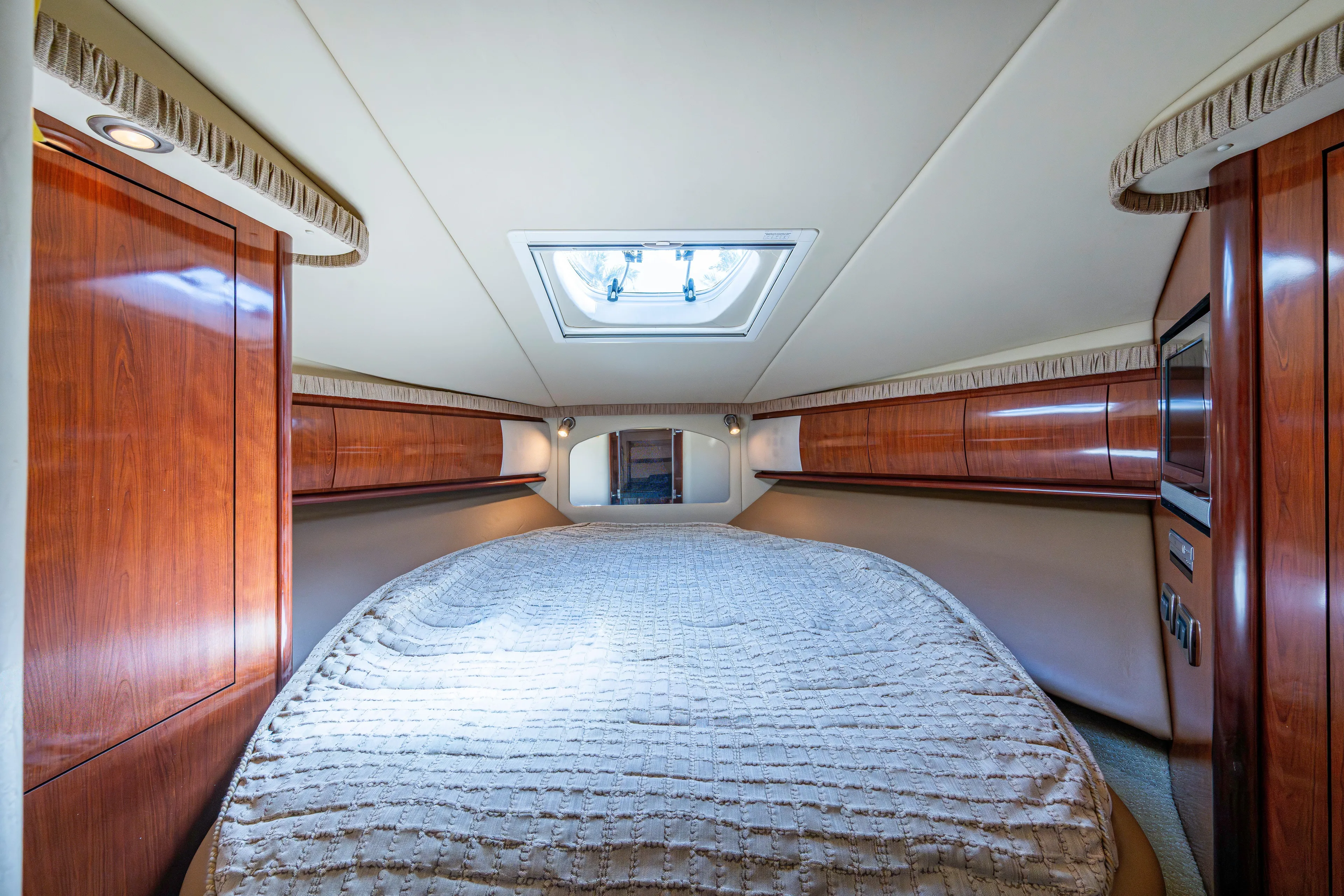2005 Sea Ray 420 Sundancer - cabin