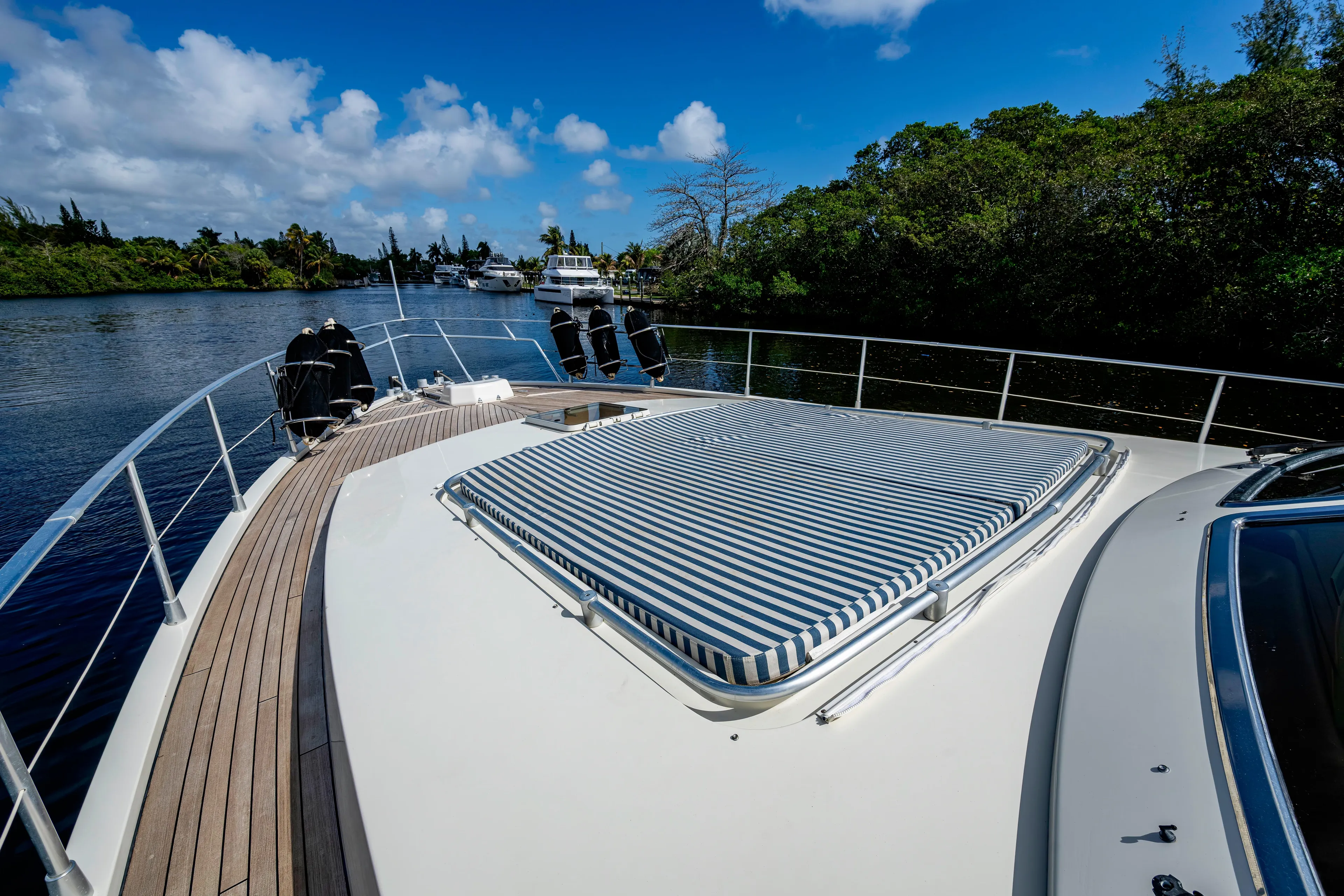1997 Ferretti Yachts 650 - bow