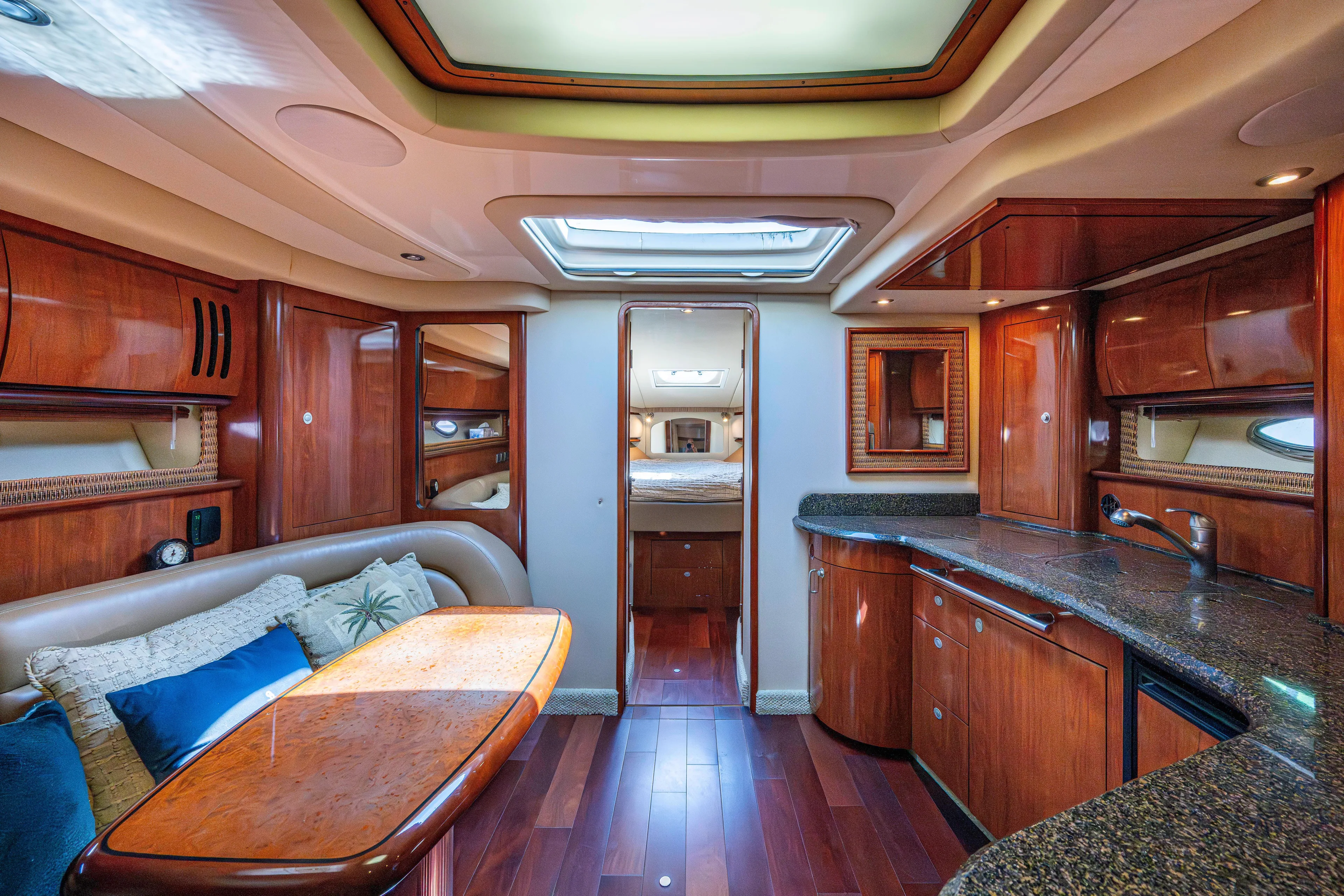 2005 Sea Ray 420 Sundancer - cabin