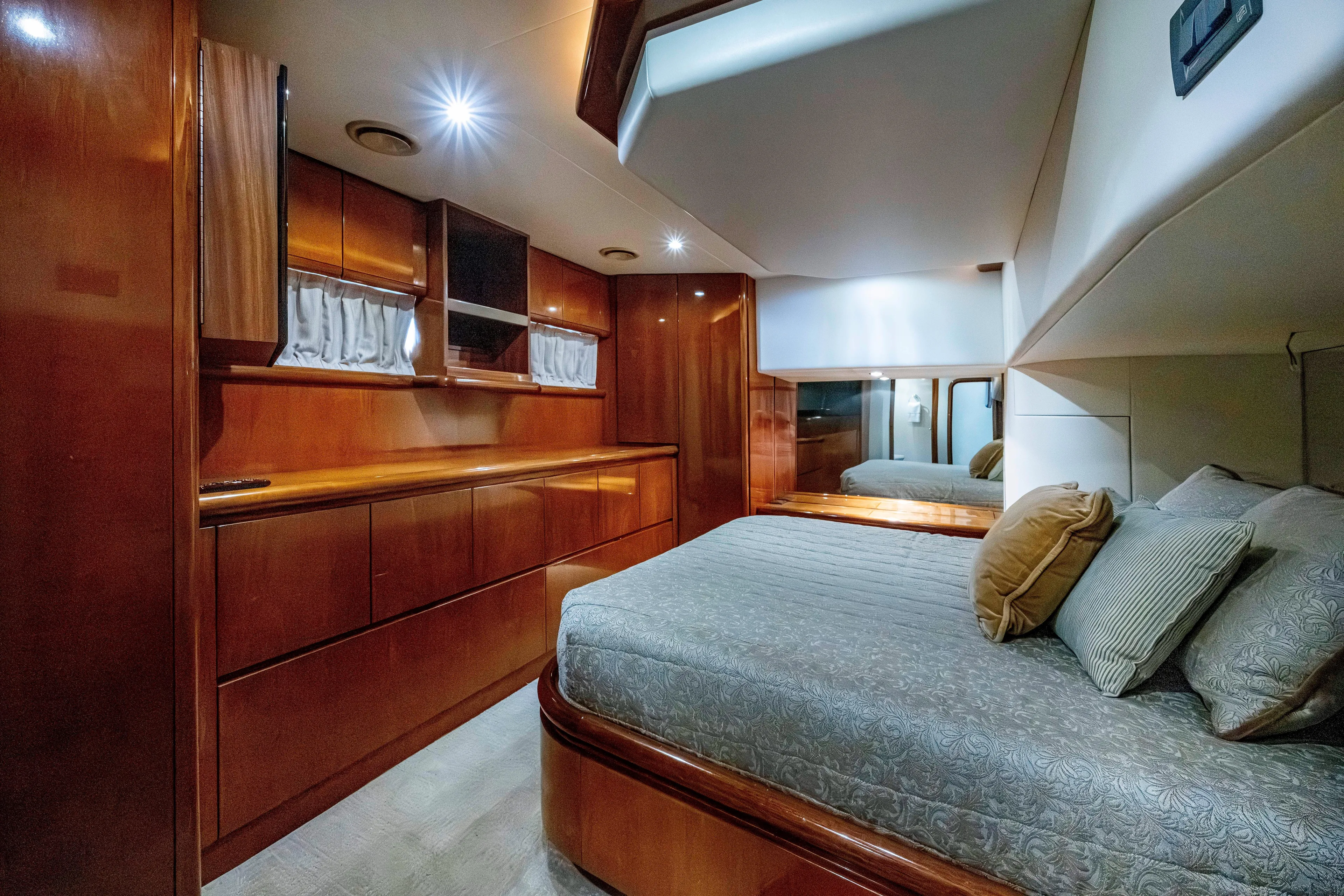 1997 Ferretti Yachts 650 - cabin