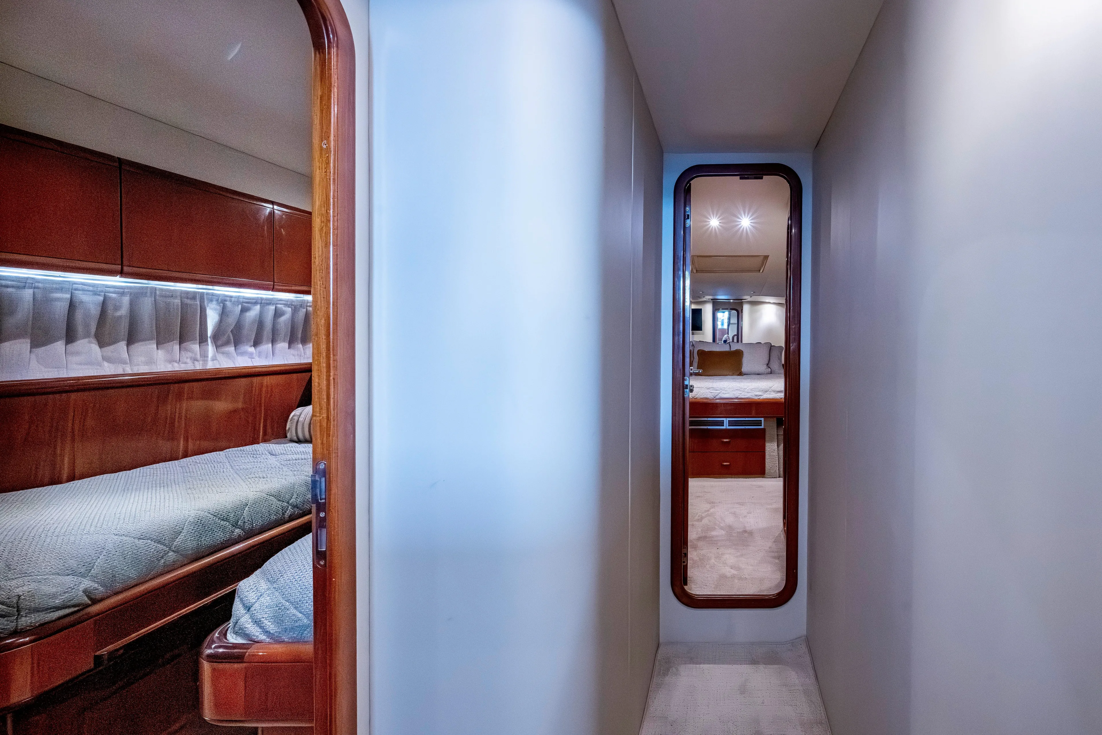 1997 Ferretti Yachts 650 - interior